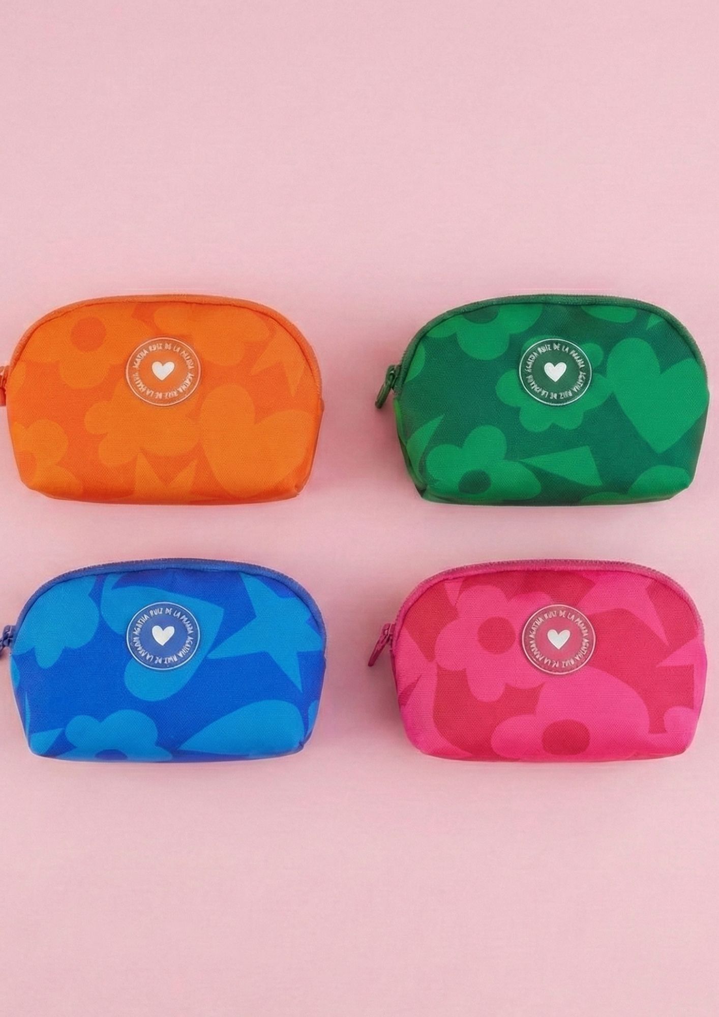 Detalle del icono de goma con logo Agatha Ruiz de la Prada. Organizador pequeño de nylon para cosméticos y accesorios.