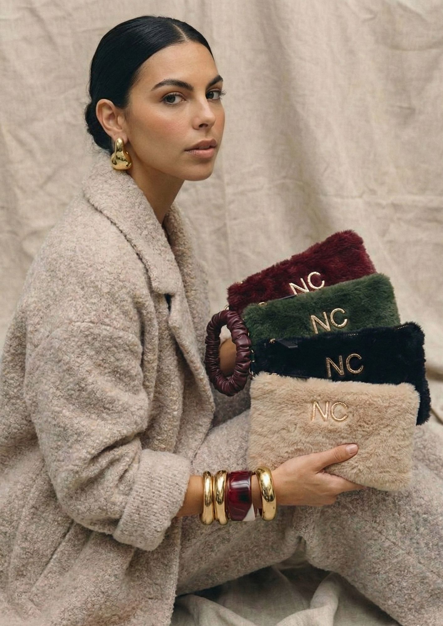 Cartera de mano con cinta muñequera plisada Cartera plana de pelo para mujer