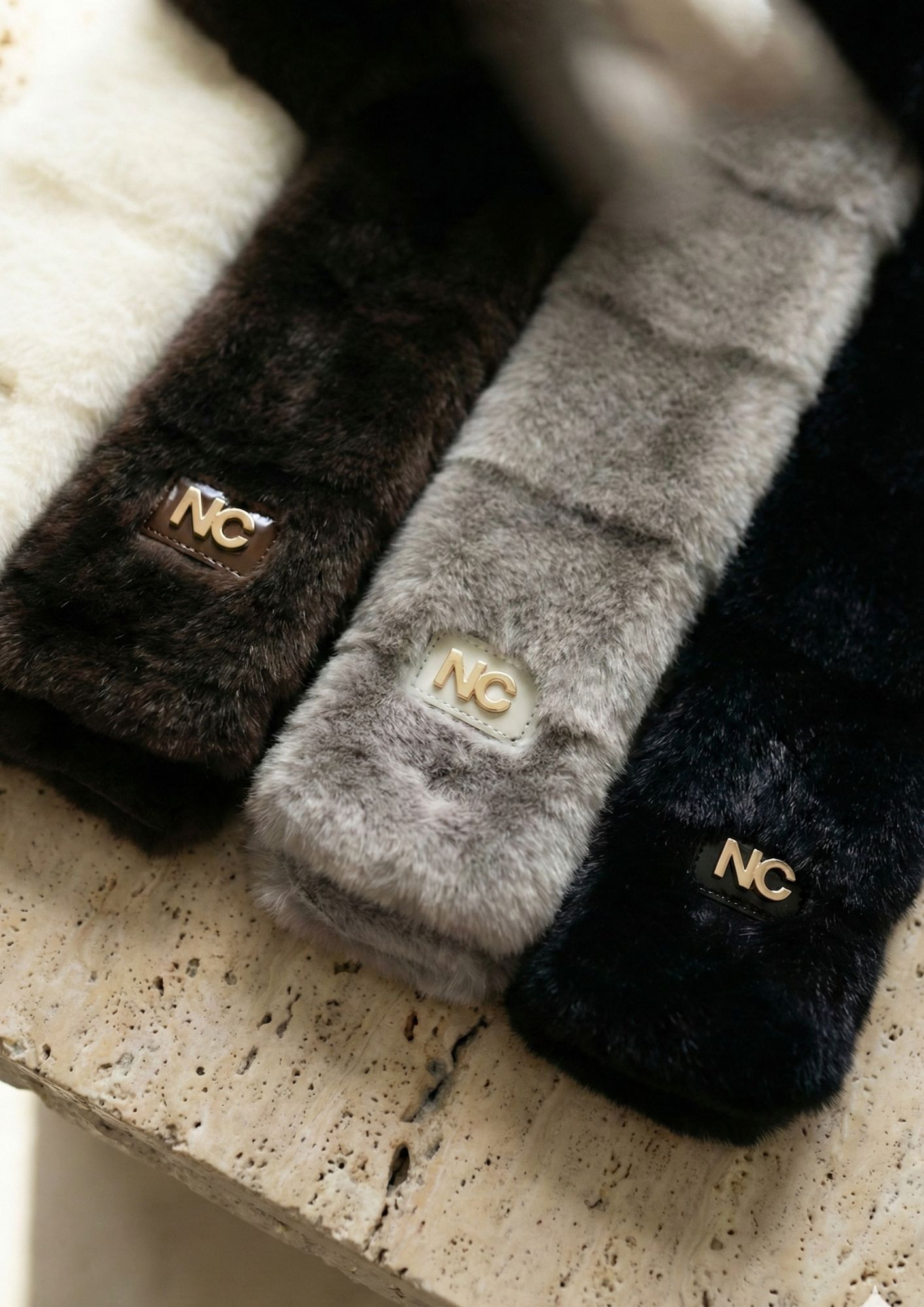 Chal sofisticado para combinar con abrigos Detalle del logo NC en chal de pelo laminado