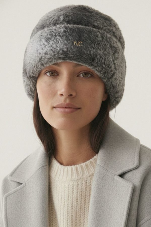 Detalle del tejido elástico y suave del gorro jaspeado.