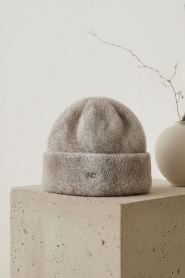 Vista frontal del gorro jaspeado de la colección Invierno 26/27.