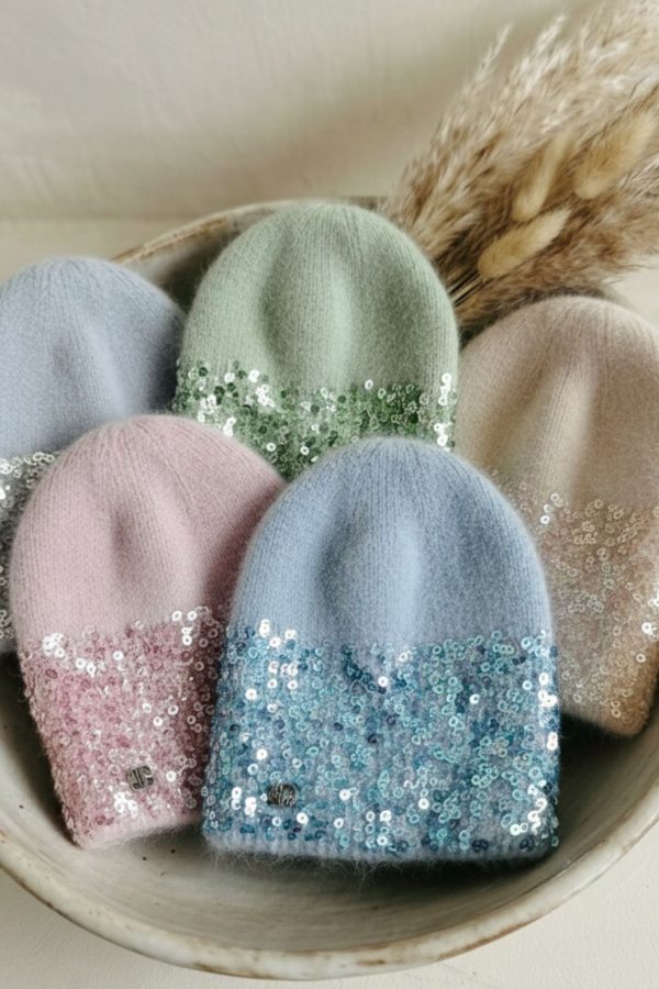 Gorro femenino de invierno con brillo sutil