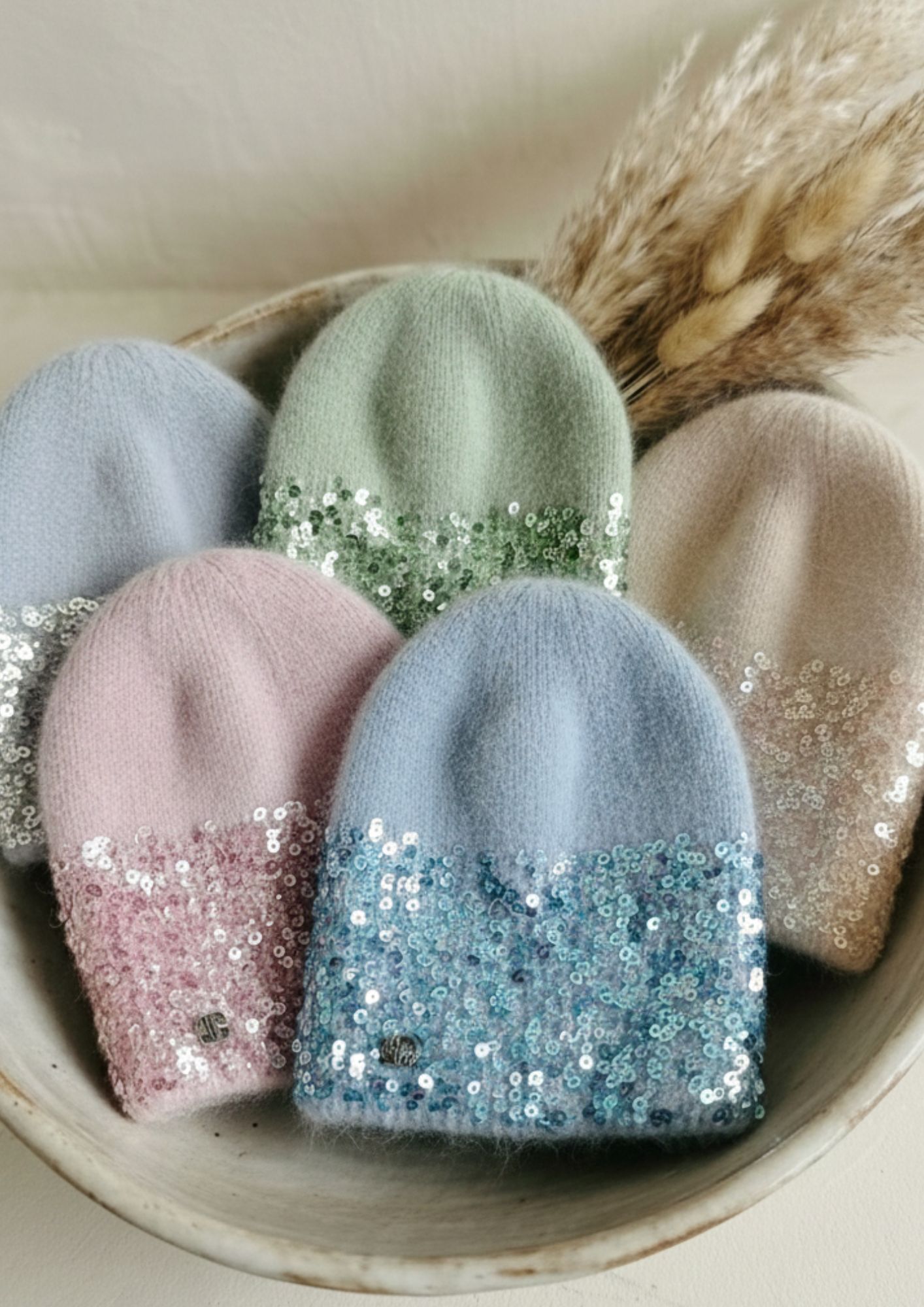 Detalle de lentejuelas en gorro de lana NC Gorro femenino de invierno con brillo sutil