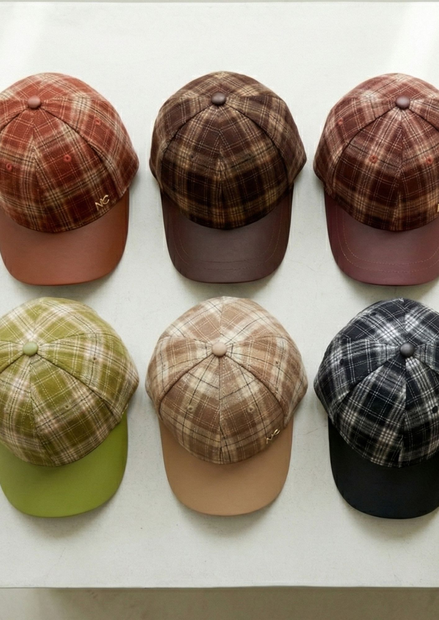 Gorra de mujer con estampado de cuadros y visera lisa Gorra de cuadros NC con visera de piel vegana