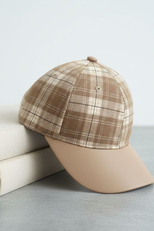 Vista frontal de gorra de cuadros con detalle metálico