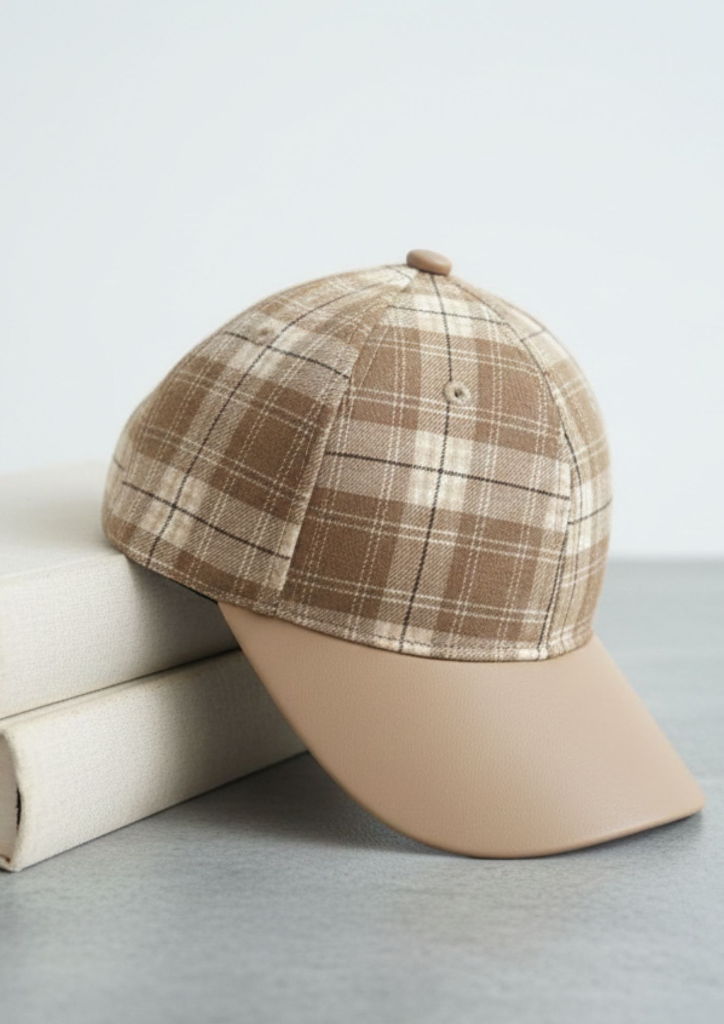 Gorra de invierno entretiempo con estampado de cuadros Vista frontal de gorra de cuadros con detalle metálico