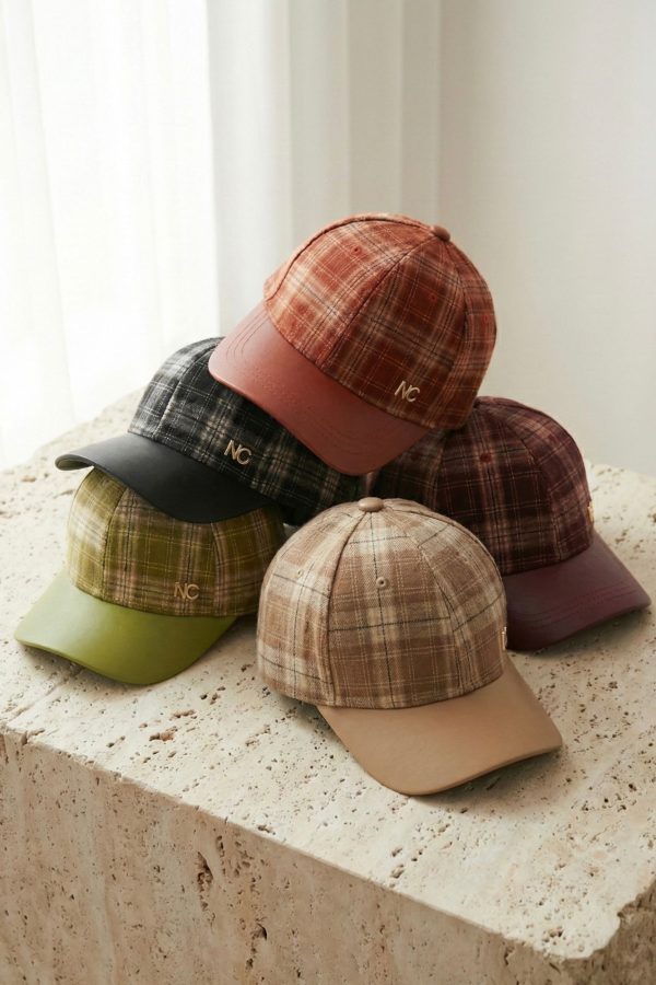 Gorra de cuadros NC con visera de piel vegana