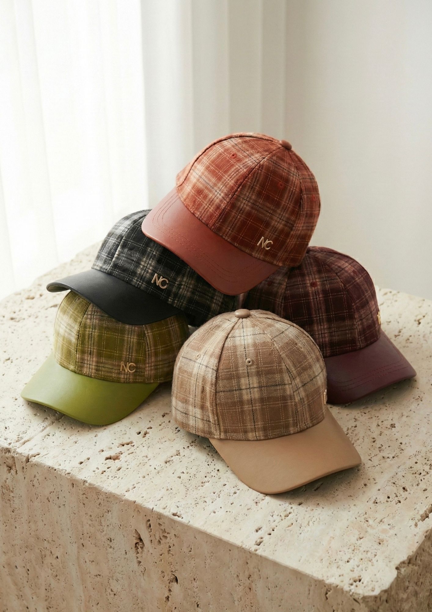Gorra de mujer con estampado de cuadros y visera lisa Gorra de cuadros NC con visera de piel vegana