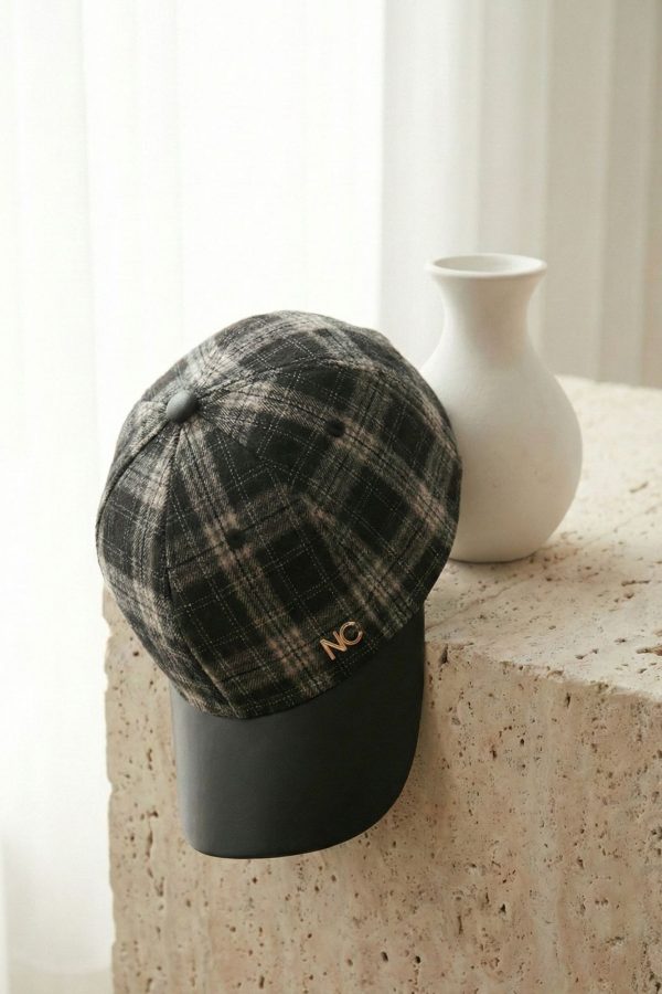 Gorra elegante de cuadros con logo NC metálico