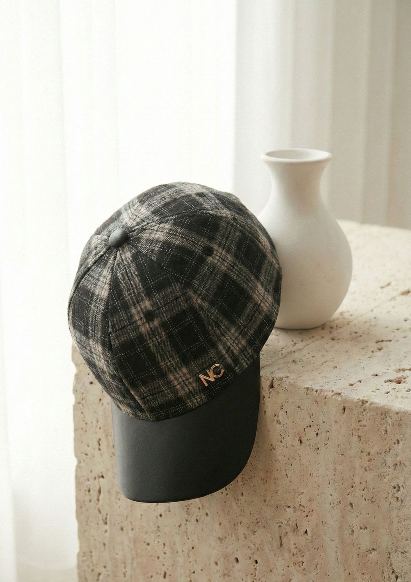 Gorra ajustable con tejido de cuadros para mujer Gorra elegante de cuadros con logo NC metálico