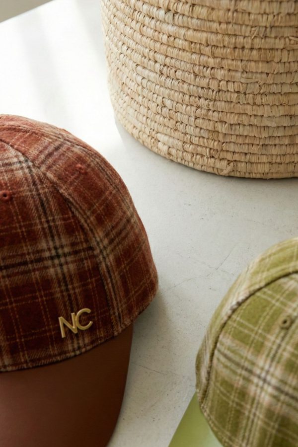 Vista frontal de gorra de cuadros con detalle metálico