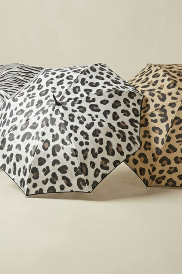 Detalle del estampado animal print en paraguas bastón