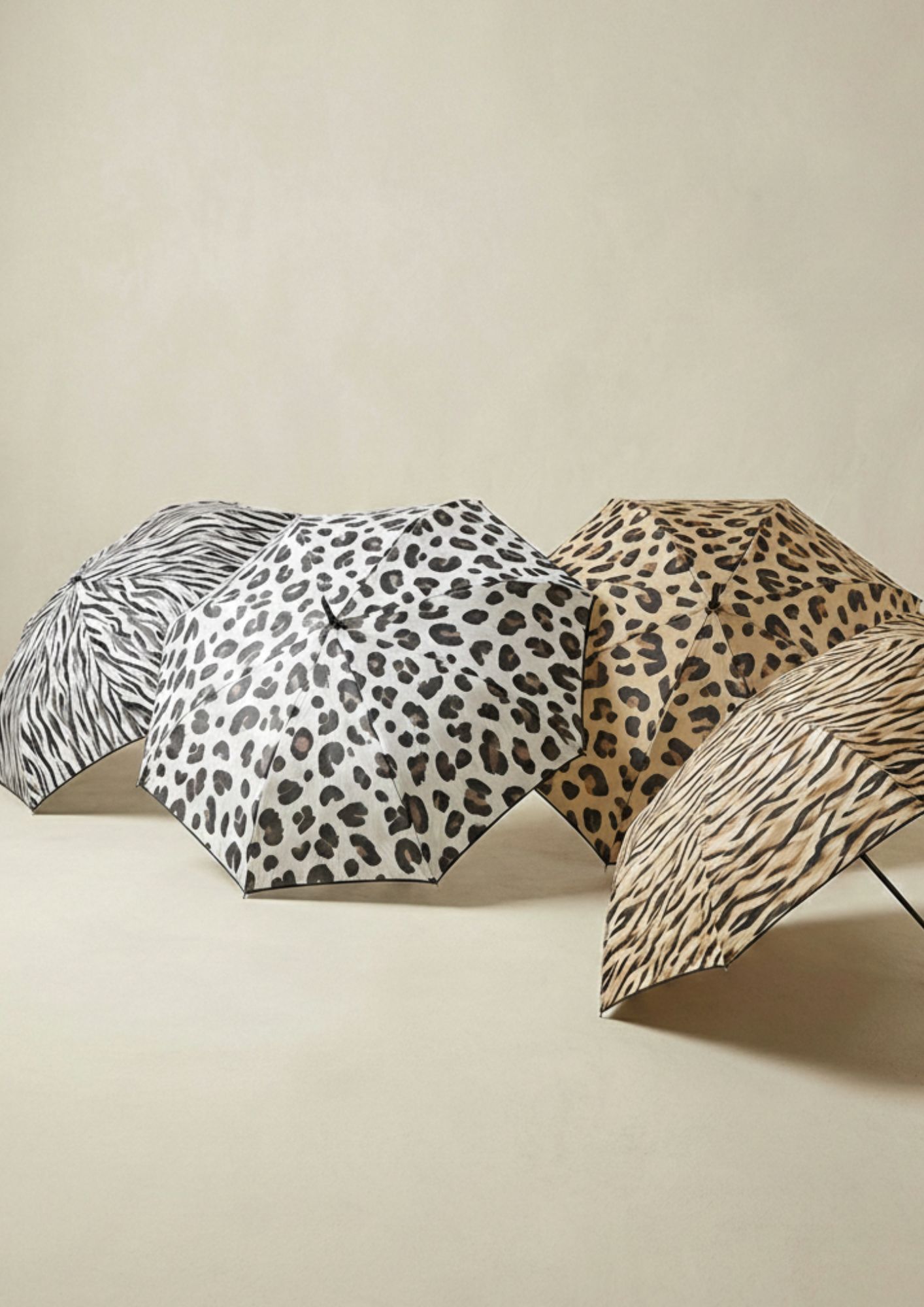 Paraguas femenino de invierno con diseño animal print Paraguas bastón con estampado de leopardo en tonos neutros