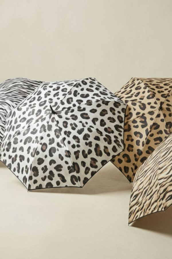 Paraguas de mujer con estampado animal print y diseño redondeado
