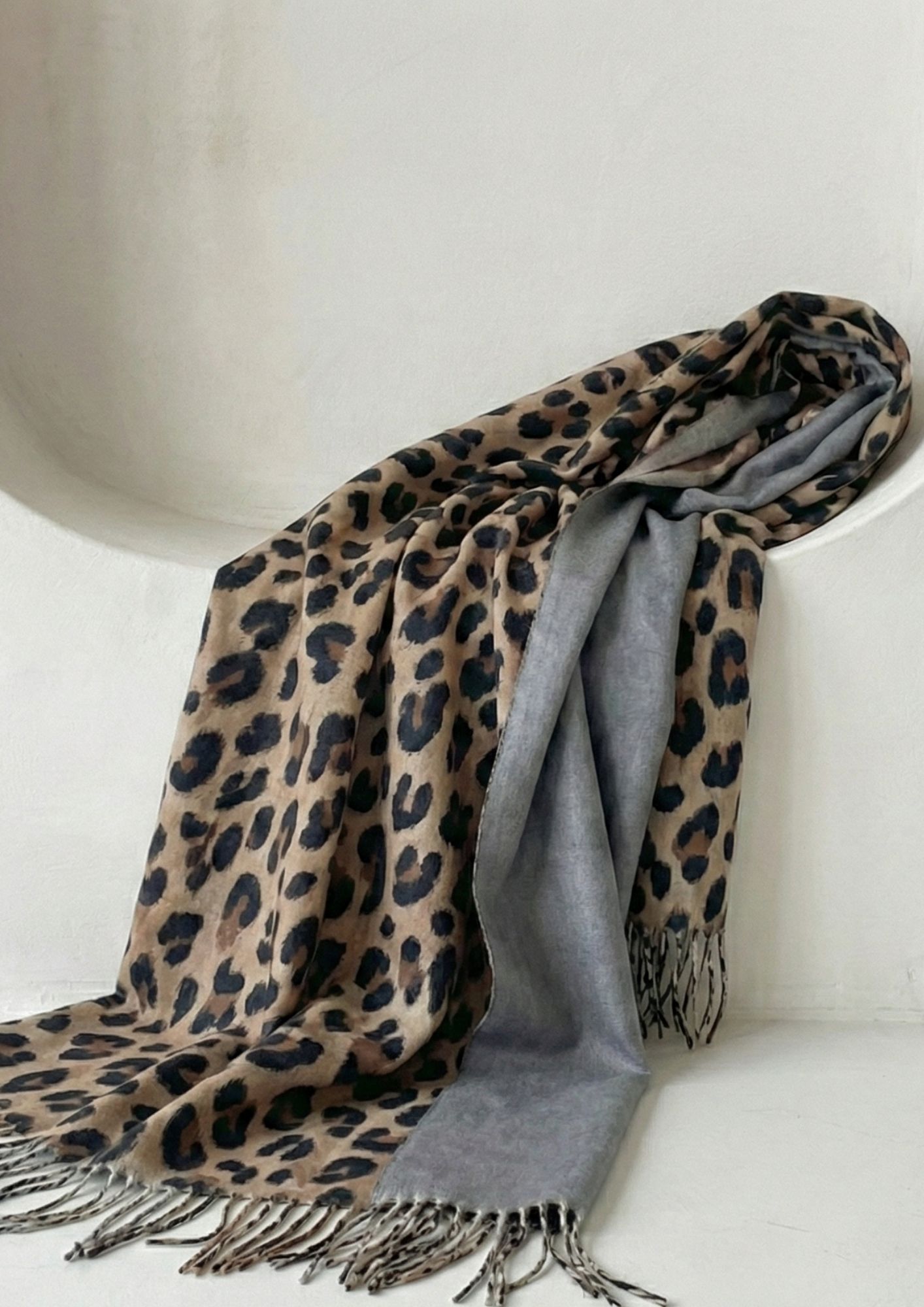 Pashmina amplia y cálida con diseño animal print Pashmina animal print de invierno con diseño reversible 2 en 1