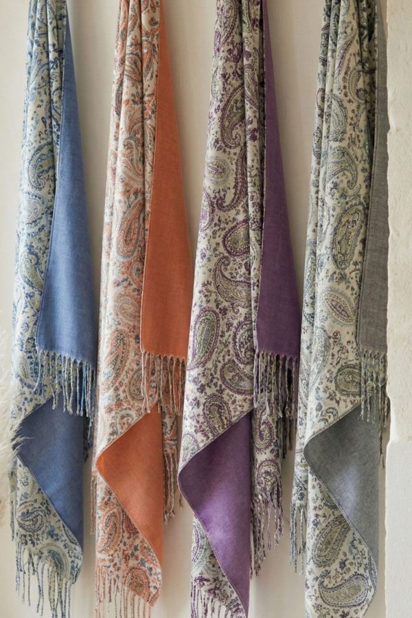 Pashmina reversible Noco con estampado floral paisley y cara lisa.