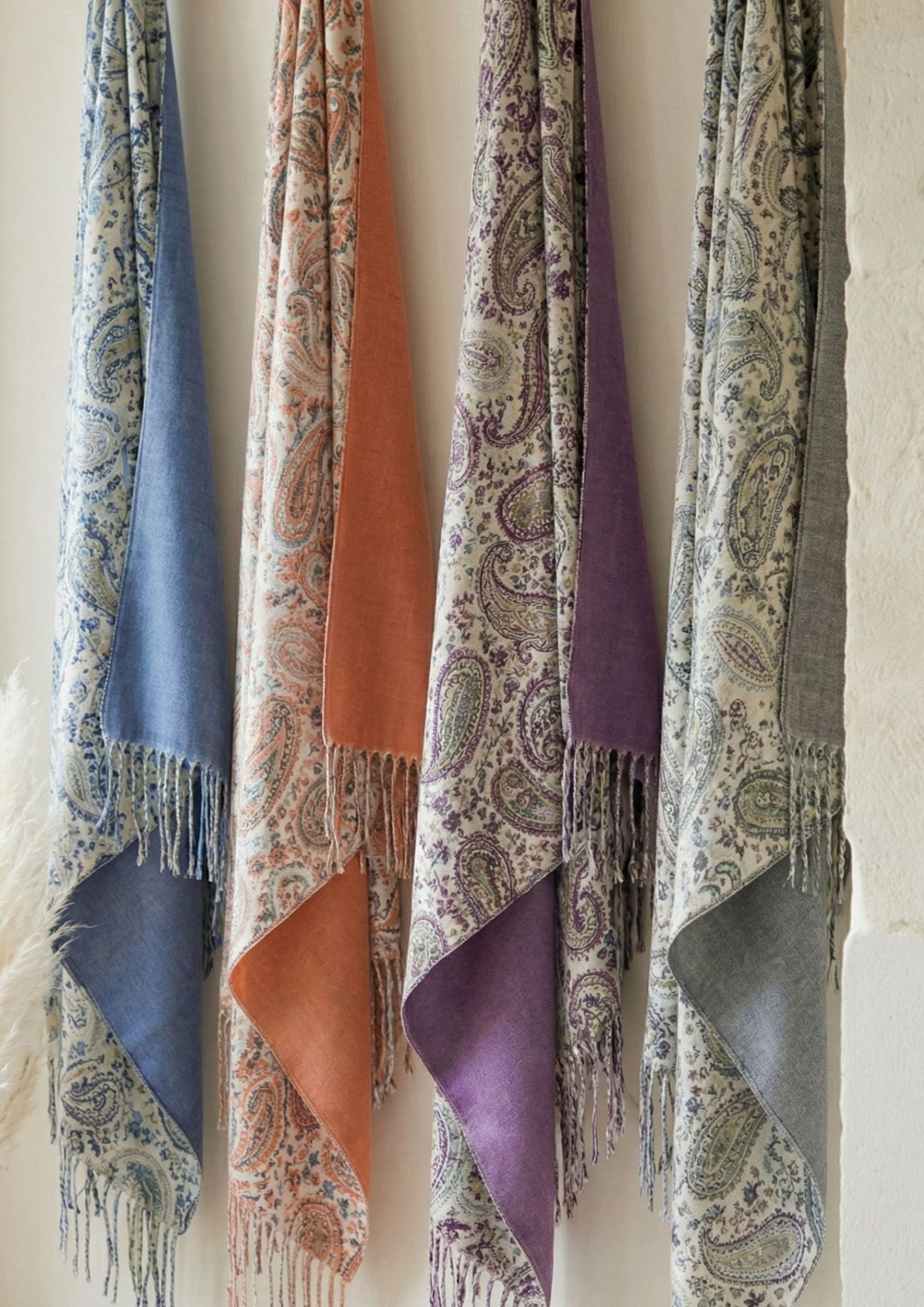 Pashmina elegante con estampado paisley en tonos azul y reverso liso. Pashmina reversible Noco con estampado floral paisley y cara lisa.