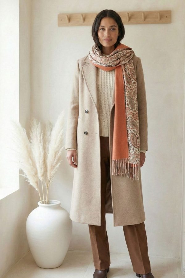Pashmina femenina con estampado de flores y tejido cálido.