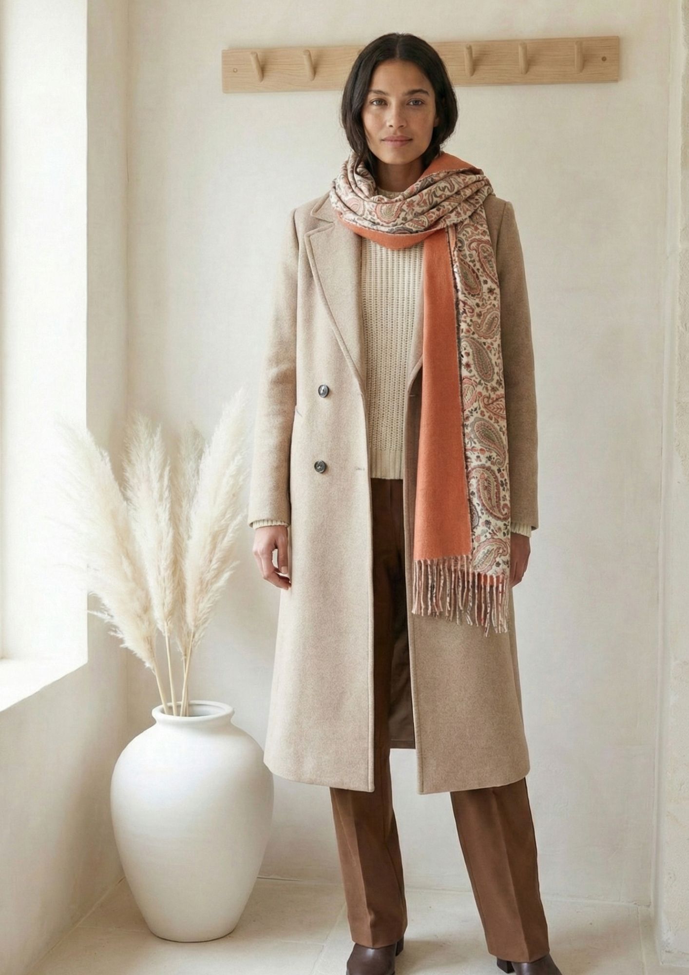 Vista del reverso liso de la pashmina reversible de invierno. Pashmina femenina con estampado de flores y tejido cálido.
