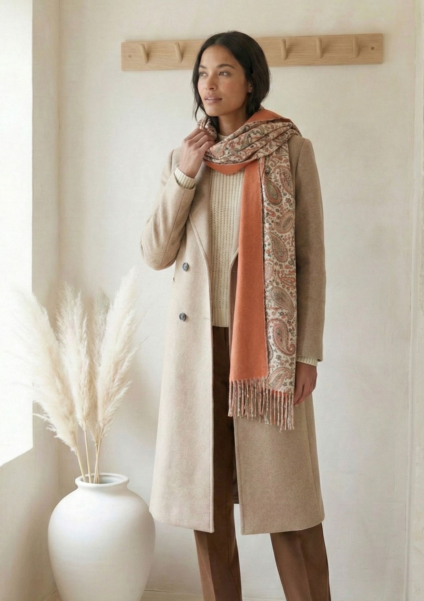 Complemento de invierno Noco con doble diseño reversible. Bufanda reversible granate con motivos paisley y acabado suave.