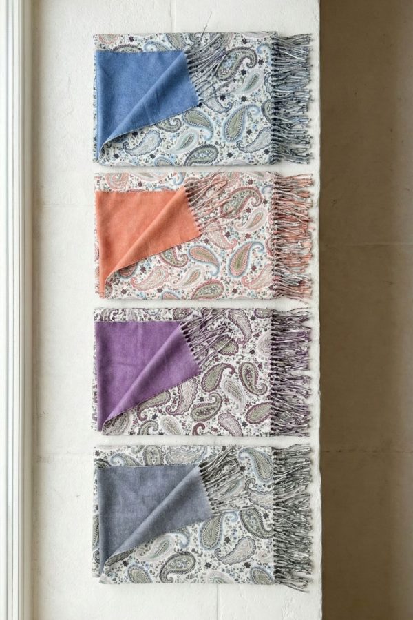 Detalle del estampado paisley de la pashmina reversible Noco.