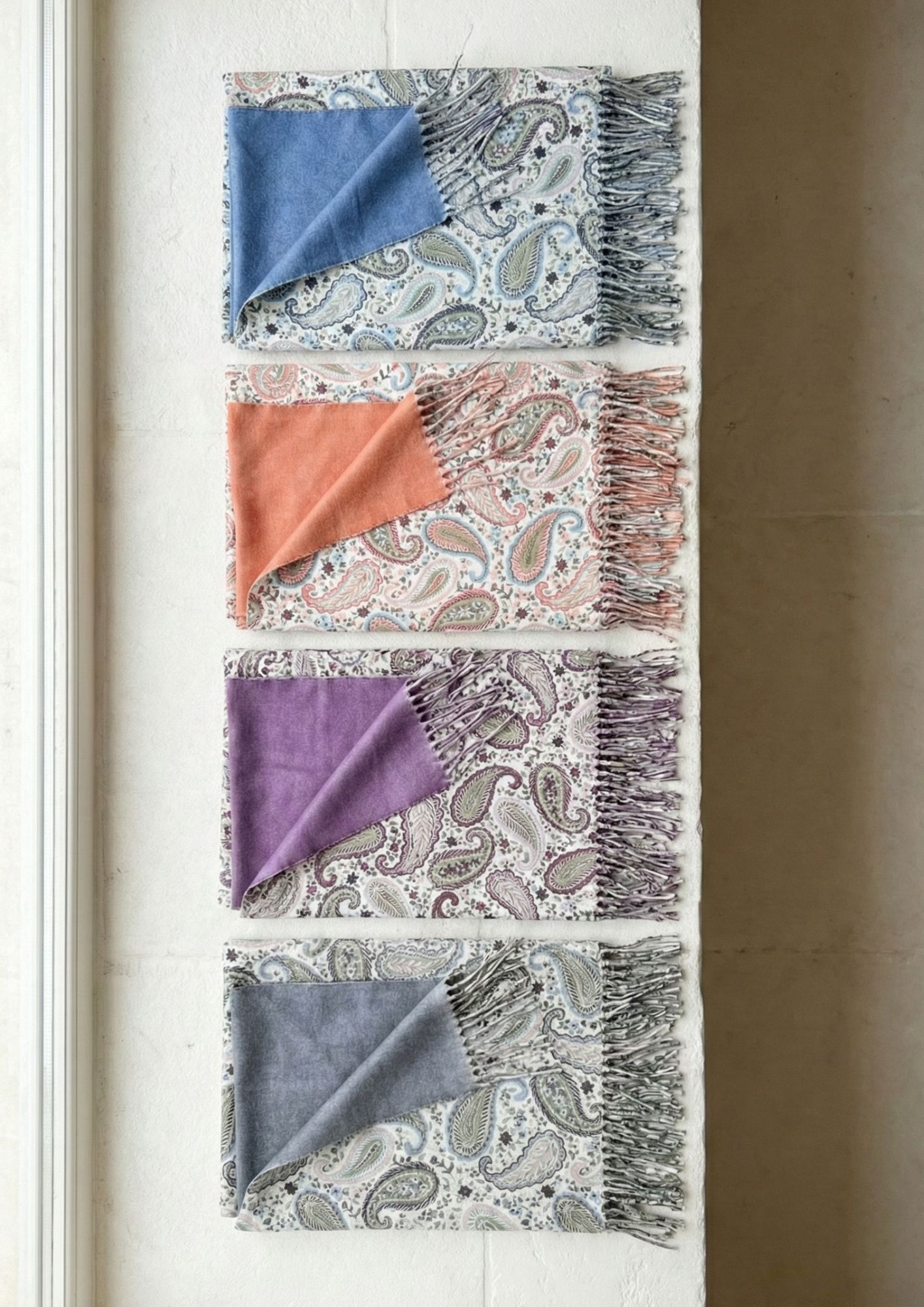 Pashmina oversize reversible en color marrón con diseño floral. Detalle del estampado paisley de la pashmina reversible Noco.