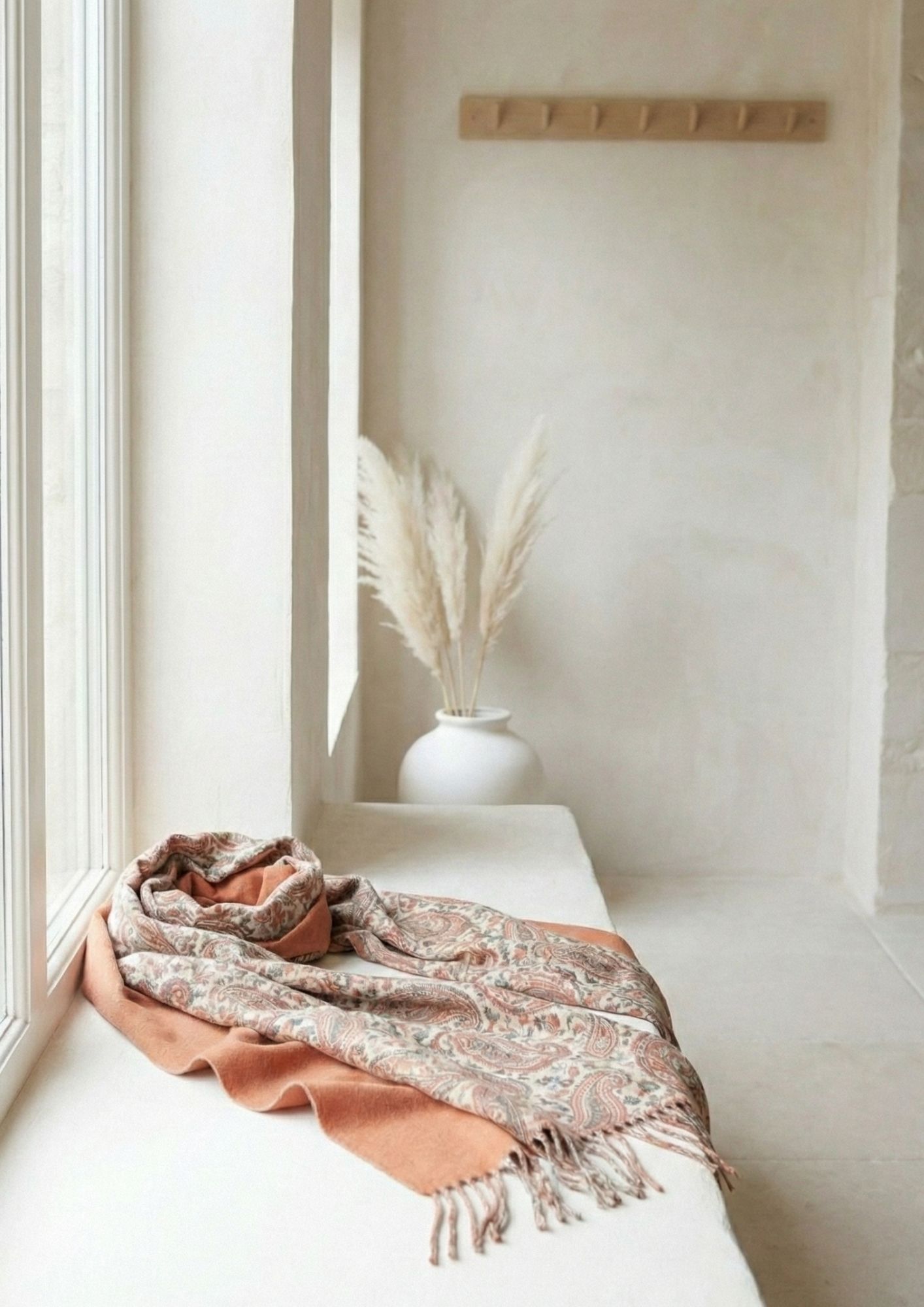 Chal reversible de invierno con diseño floral clásico. Pashmina elegante con estampado paisley en tonos azul y reverso liso.