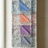 Pashmina reversible Noco con estampado floral paisley y cara lisa.