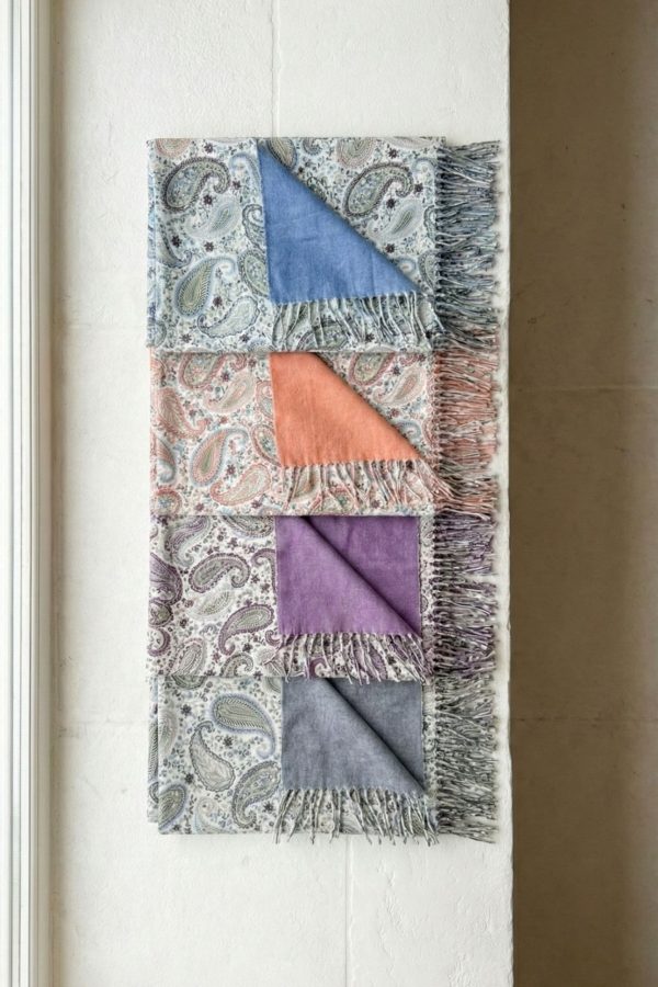 Pashmina reversible Noco con estampado floral paisley y cara lisa.