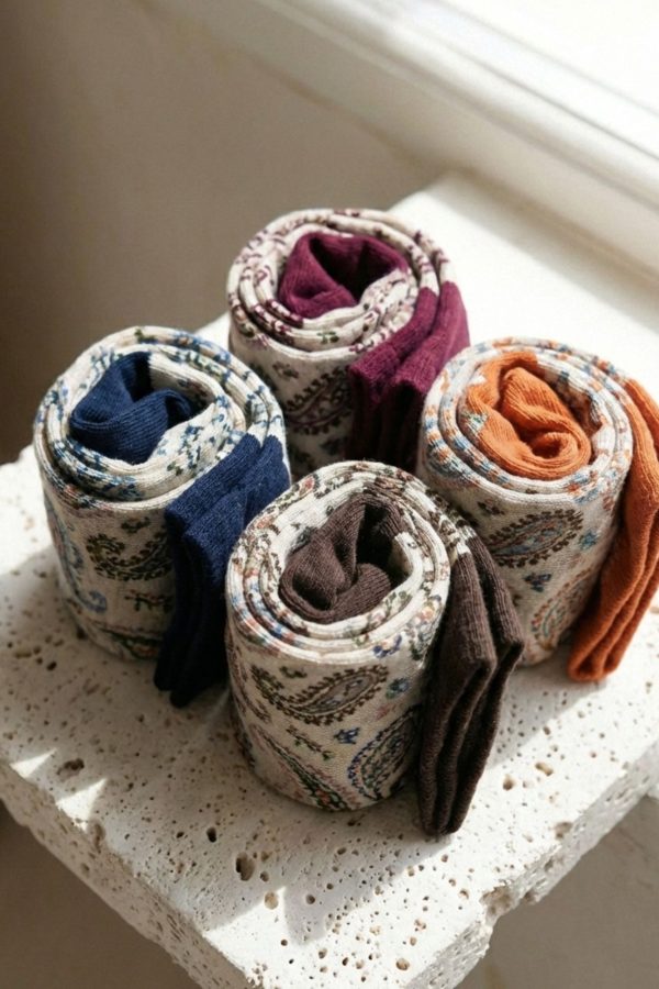 Calcetines Noco con estampado paisley y detalles en contraste.