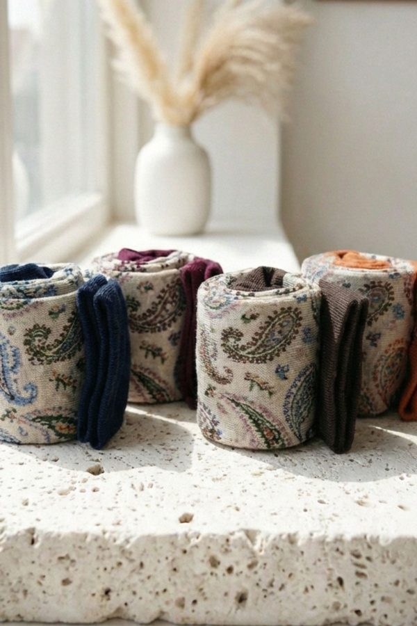 Vista frontal de calcetines con estampado floral paisley.