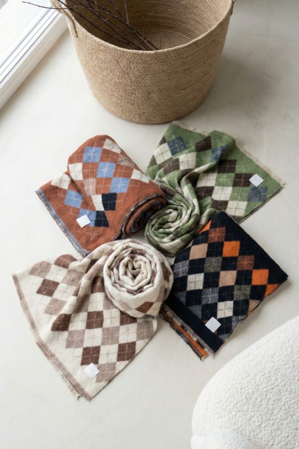 Pañuelo cálido con estampado de rombos tendencia invierno