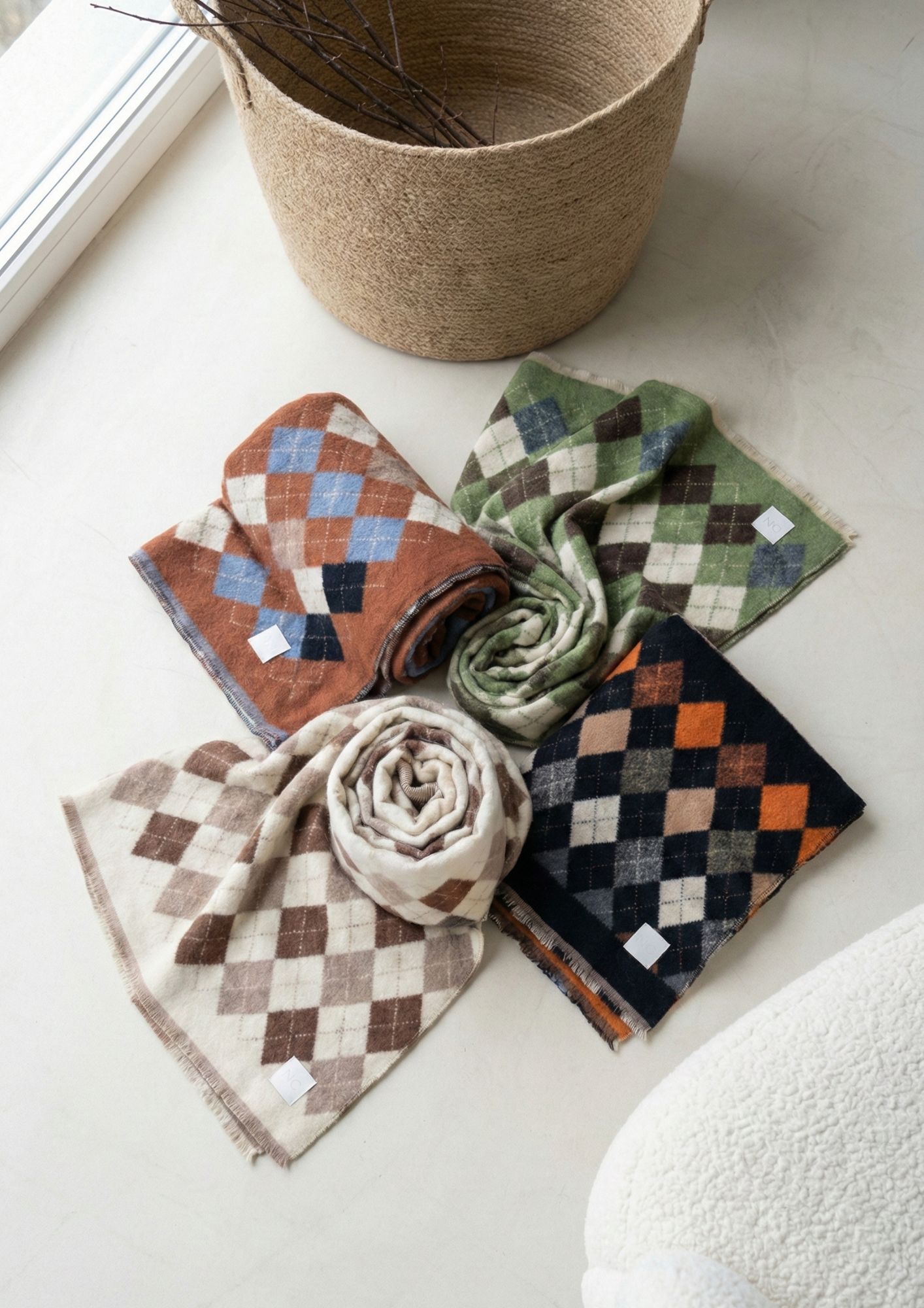 Complemento elegante con dibujo de rombos multicolor Pañuelo cálido con estampado de rombos tendencia invierno