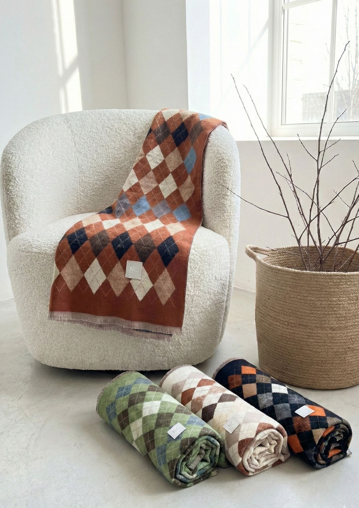 Pañuelo elegante para mujer con estampado de rombos en tonos combinados. Pañuelo de grosor medio con estampado geométrico sofisticado