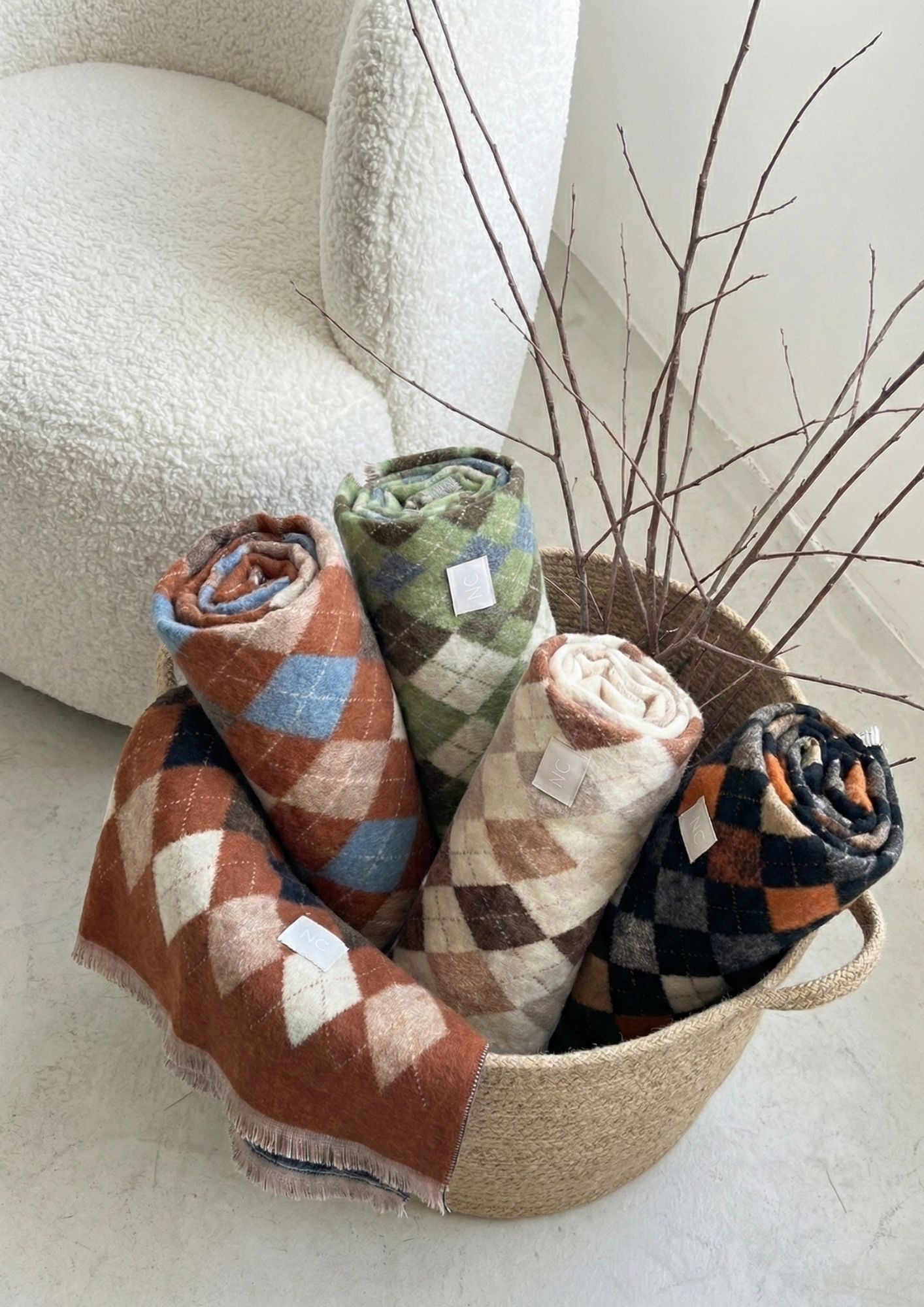 Pañuelo Noco con estampado de rombos en distintos tonos Foulard Noco con diseño de rombos elegante y atemporal