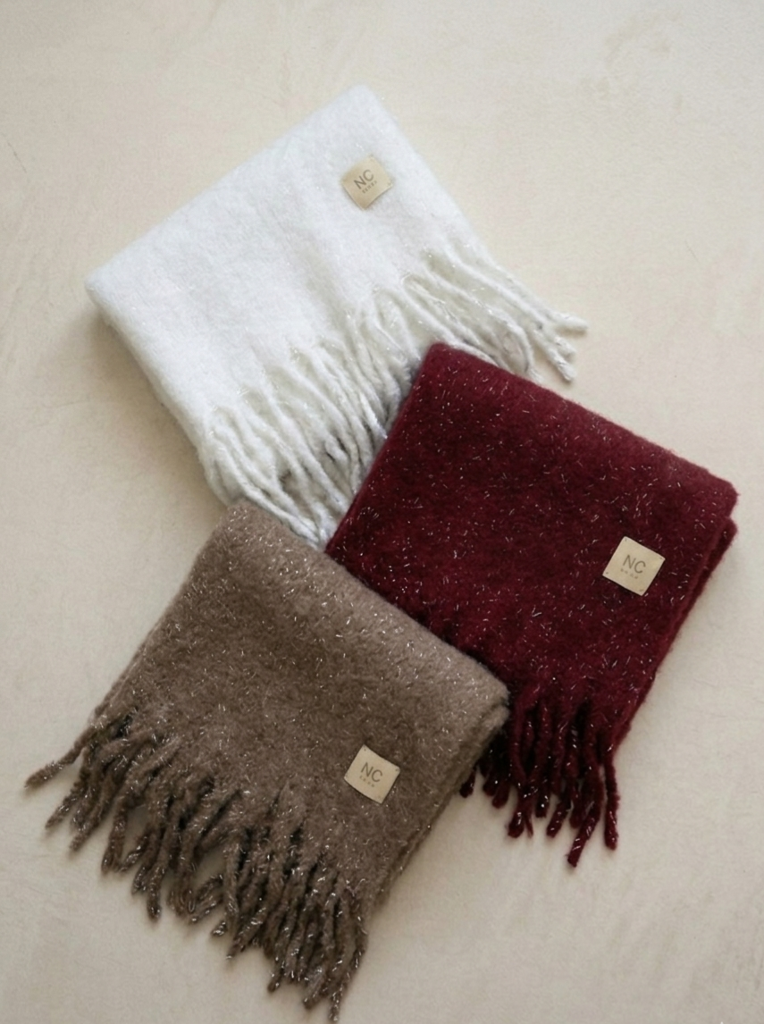 Bufanda gruesa de mujer con acabado luminoso en tono plata. Complemento elegante con hilo de lúrex y tejido suave.
