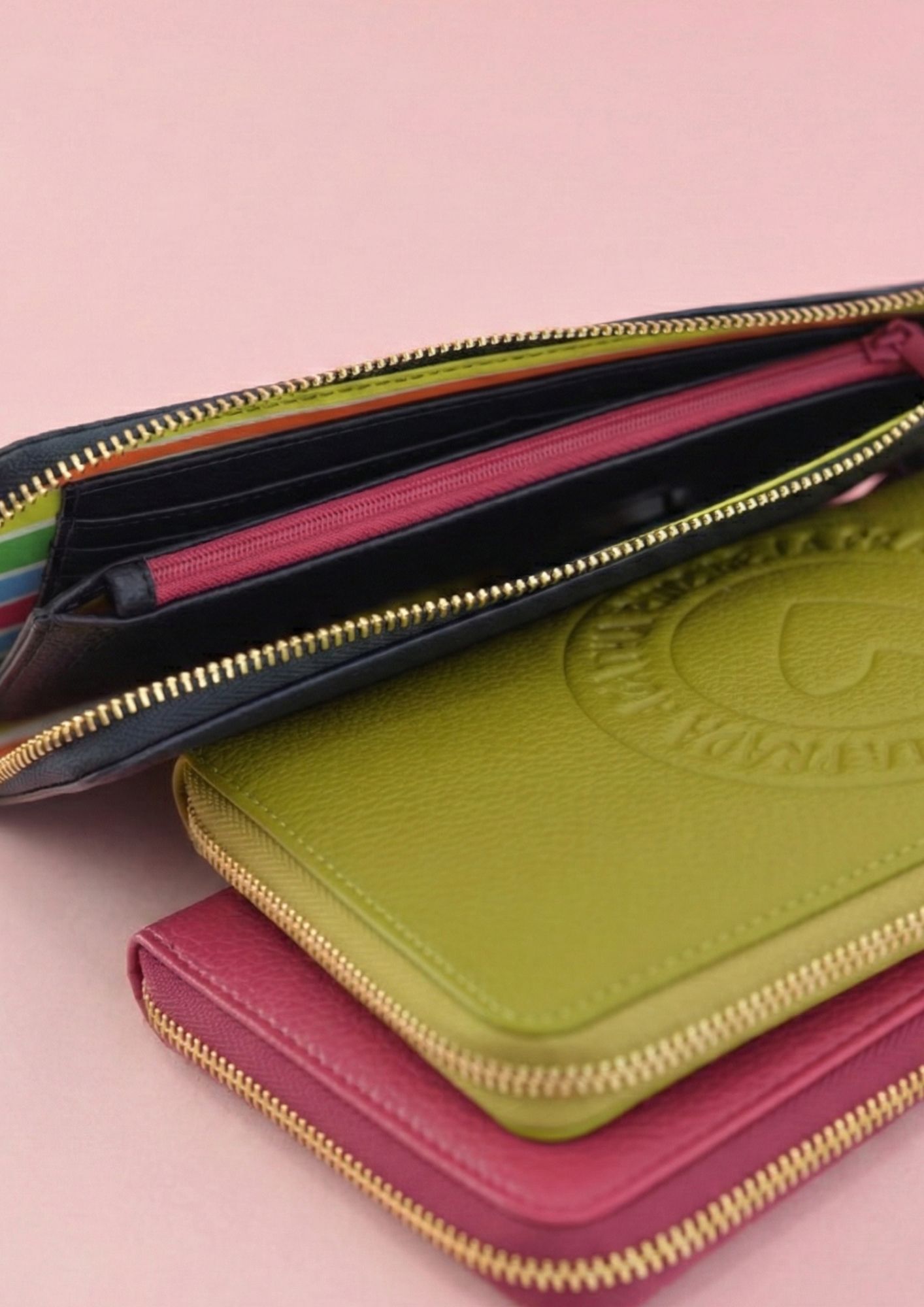 Cartera de mano multifunción con gran capacidad de organización. Interior con bolsillo central de cremallera y tarjeteros laterales.